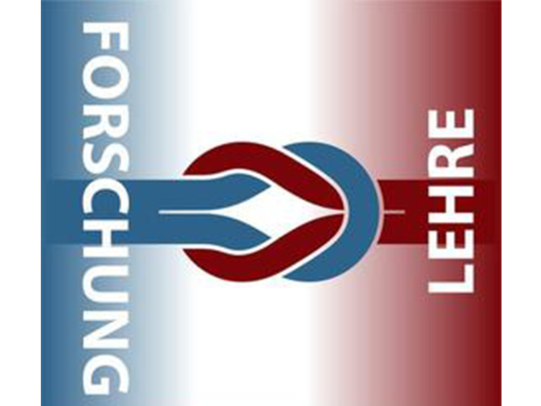 Zu sehen ist der Flyer vom Tag der Lehre 2013: Es zeigt auf der einen Seite den Schriftzug Forschung auf der anderen Seite den Schriftzug Lehre. Und beide sind symbolisch über Schlaufen verbunden