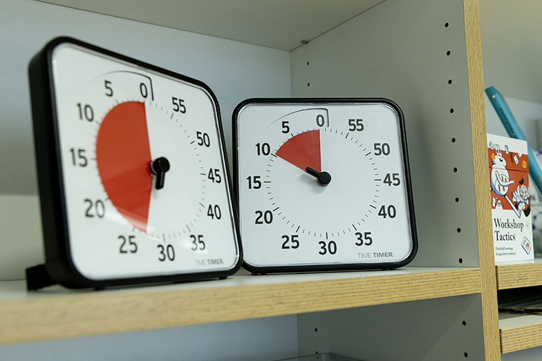 Zwei Countdown Timers in einem Regal.