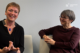 Zu sehen sind 2 Dozentinnen wie sie gerade ein Interview geben