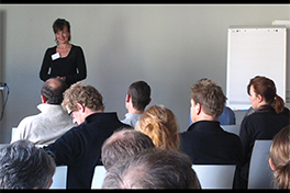 Zu sehen ist Lydia Rufer, wie sie gerade einen Workshop vor einem Publikum moderiert